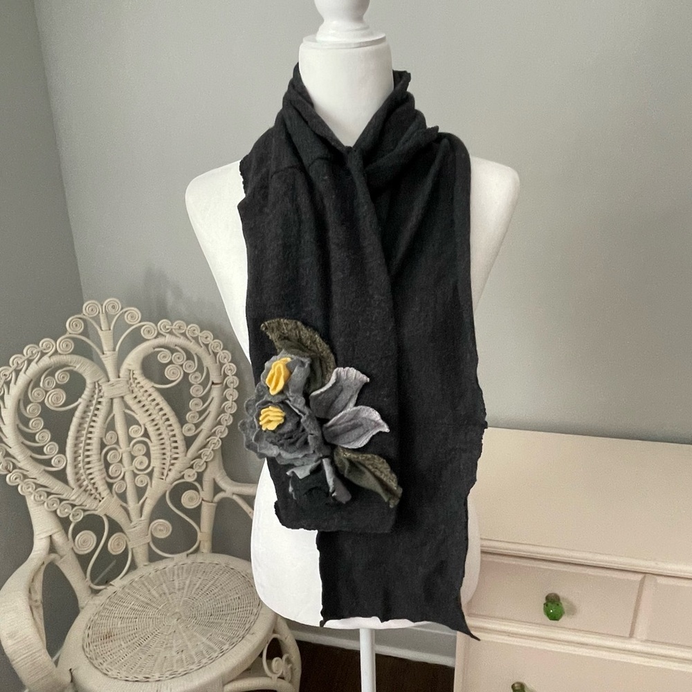 NWOT Hand Crafted Charcoal Gray Wool Scarf With Flower